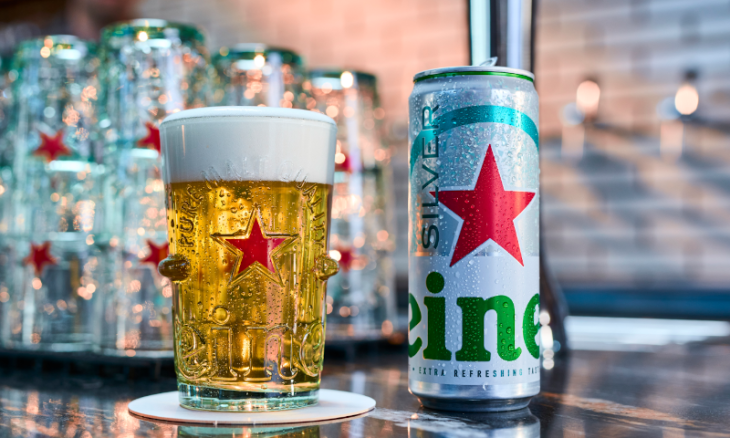 Heineken Silver blikje en glas Heineken Silver blikje en glas op de bar